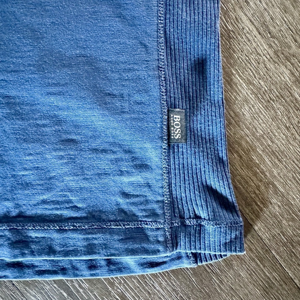 BOSS HUGO BOSS Shirt Mens XL Blue Short Sleeve V-Neck Lightweight Logo - Picture 4 of 8